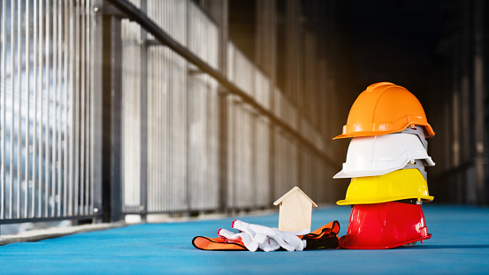 Operaio con casco e dispositivi di sicurezza in un cantiere edile