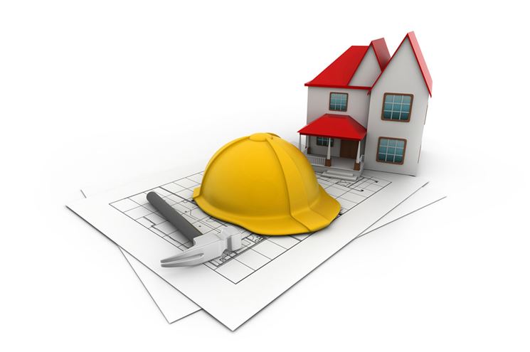 Tecnico che illustra un preventivo di lavori edili a un cliente